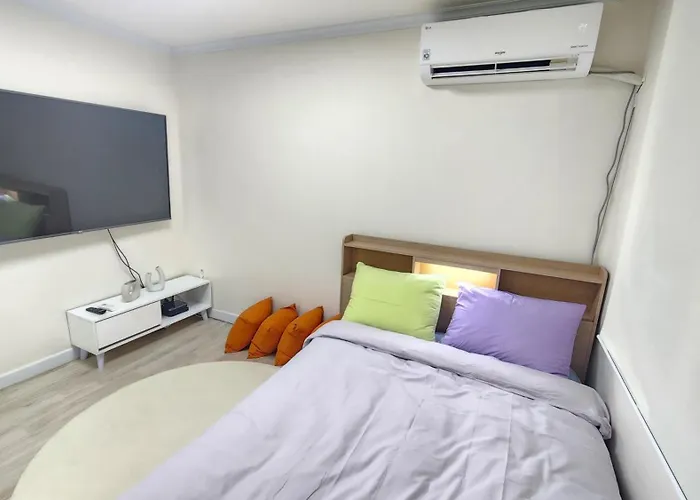 Spring Stay-홍대7번 1분, 단독전체,1층,3r1b,침대4 Appartamento Seul