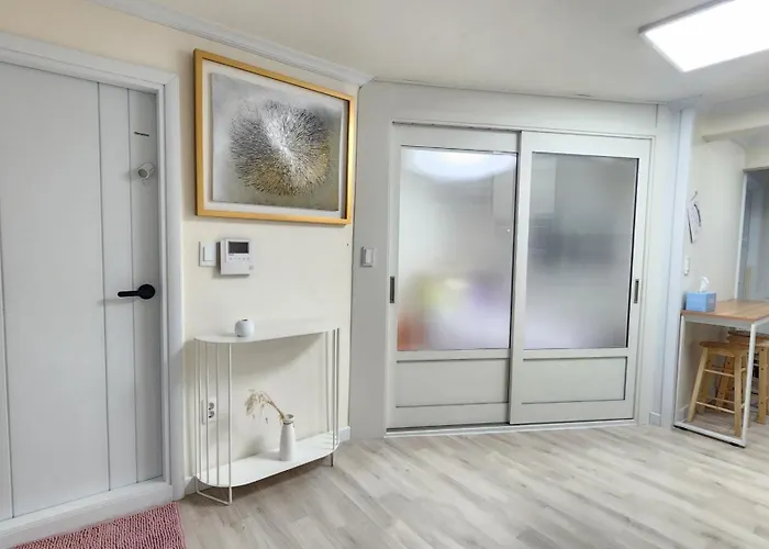 Appartamento Spring Stay-홍대7번 1분, 단독전체,1층,3r1b,침대4 Seul
