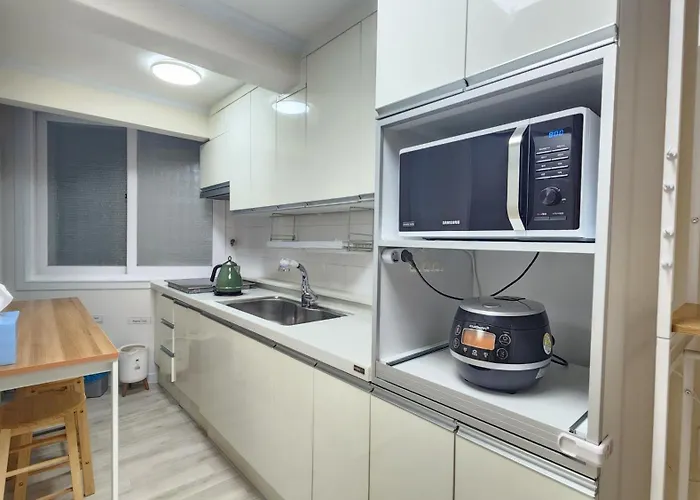 Spring Stay-홍대7번 1분, 단독전체,1층,3r1b,침대4