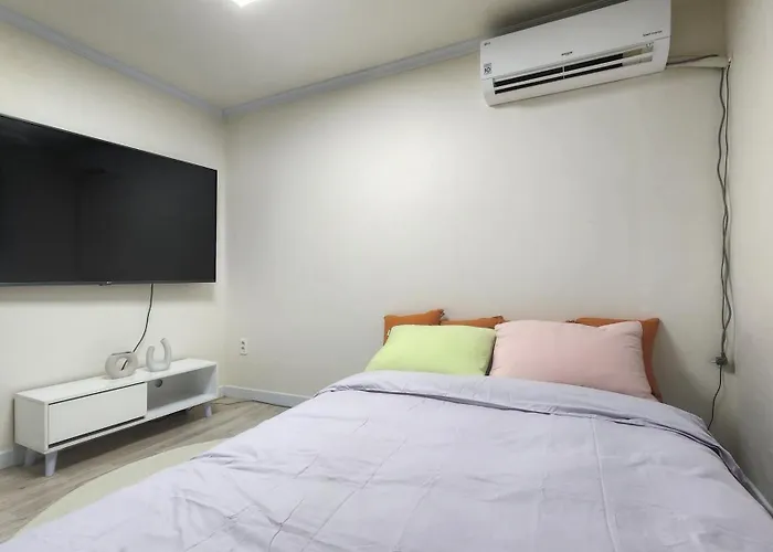 Spring Stay-홍대7번 1분, 단독전체,1층,3r1b,침대4 * Seul