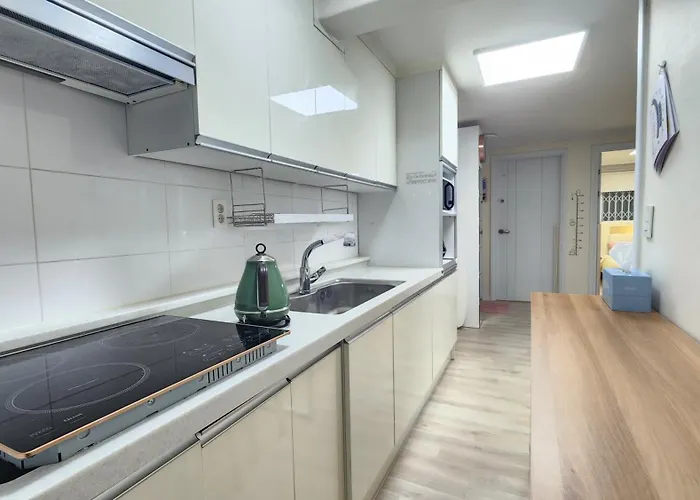 Spring Stay-홍대7번 1분, 단독전체,1층,3r1b,침대4 * Seul