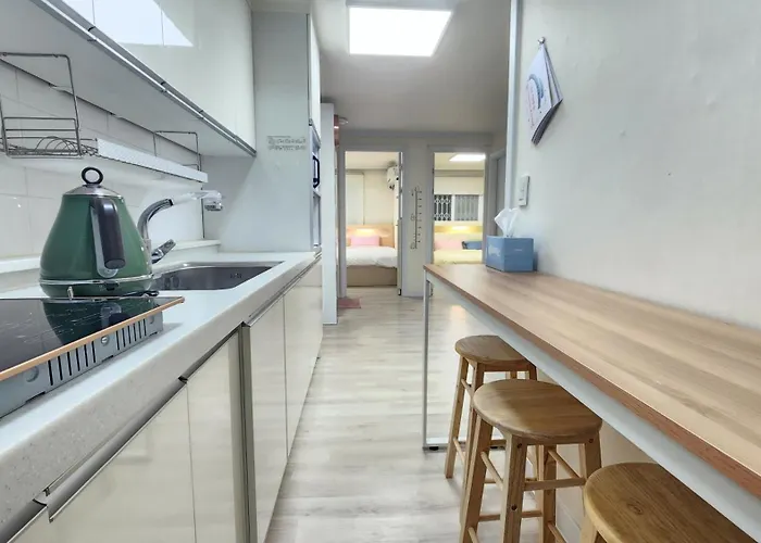 Spring Stay-홍대7번 1분, 단독전체,1층,3r1b,침대4