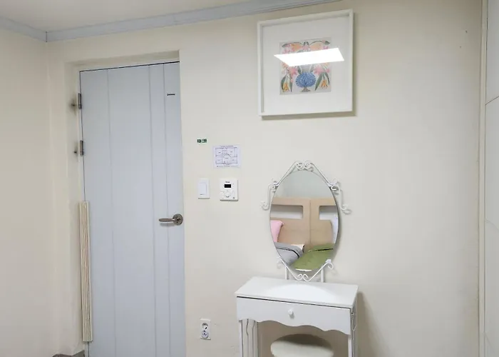 Spring Stay-홍대7번 1분, 단독전체,1층,3r1b,침대4 Appartamento Seul